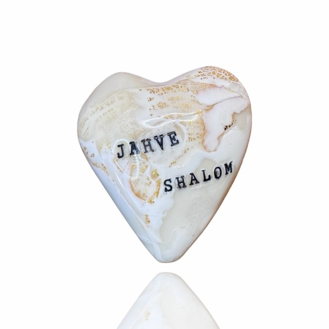 Hjertets forside, med bladgull i leiren. Produktfoto kan avvike i farge fra bønnehjertet i virkeligheten.