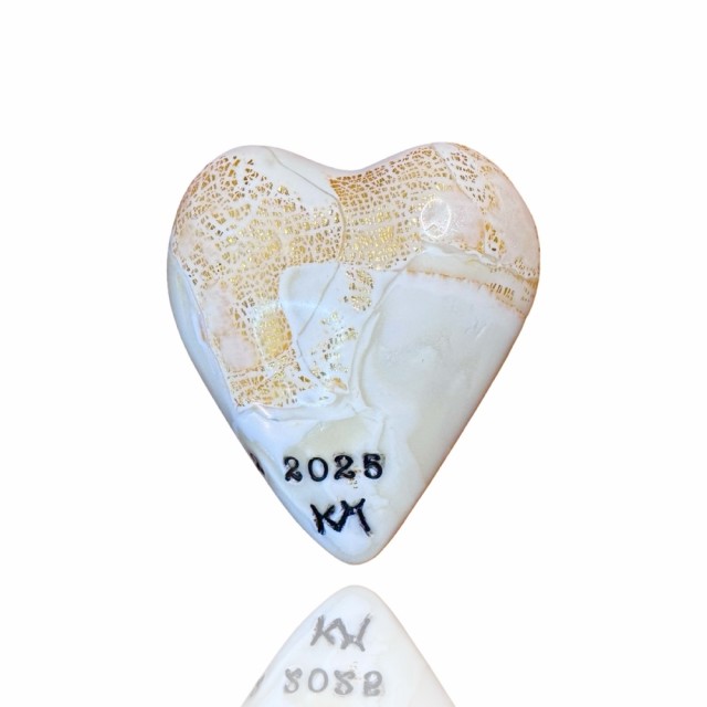 Baksiden av hjertet. Produktfoto kan avvike i farge fra bønnehjertet i virkeligheten.