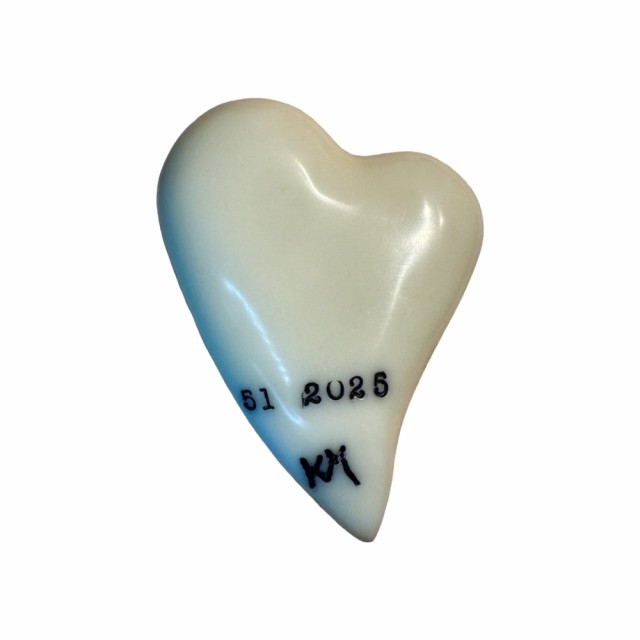 Hjertets bakside, med bladgull i leiren. Produktfoto kan avvike i farge fra bønnehjertet i virkeligheten.